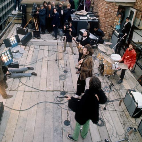 Les fans des Beatles vivent leur première expérience officielle alors qu'Apple Corps rouvre 3 Savile Row
            

