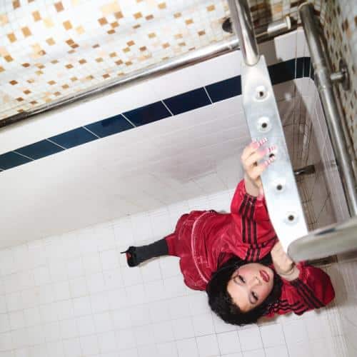 Lola Young explore un nouveau son sur From Down Here - réalisé avec James Blake
            

