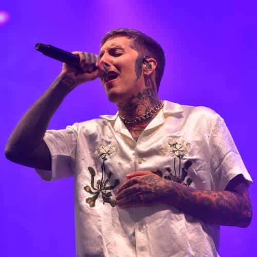 Oli Sykes, leader de Bring Me The Horizon, continue son concert après qu'un fan lui ait lancé un téléphone en plein milieu du spectacle
            

