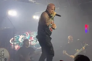 Regarder: MUDVAYNE et HELLYEAH Frontman CHAD GREY jouent le spectacle solo « 30 Years Of Madness » à Flint