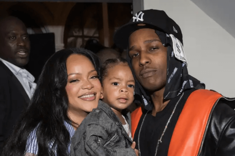 Rihanna sur le tapis rouge de la première de "Schtroumpfs" avec RZA et Riot
