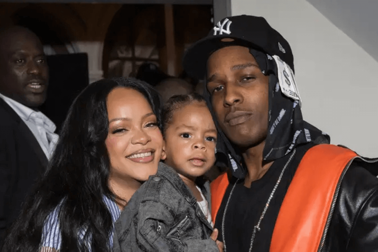 Rihanna sur le tapis rouge de la première de "Schtroumpfs" avec RZA et Riot