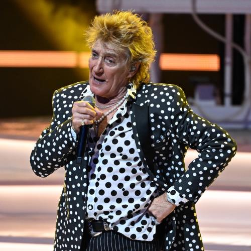 Rod Stewart félicite le roi Charles III pour avoir mis Trump « à sa place »
            

