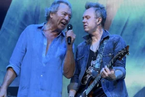 SIMON MCBRIDE, guitariste de DEEP PURPLE, déclare que des chansons simples comme « Smoke On The Water » sont « les plus difficiles » à jouer