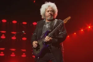 STEVE LUKATHER sur l&rsquo;album d&rsquo;EDDIE VAN HALEN sur lequel il travaille avec ALEX VAN HALEN : « Ce n&rsquo;est pas de la merde jetable »