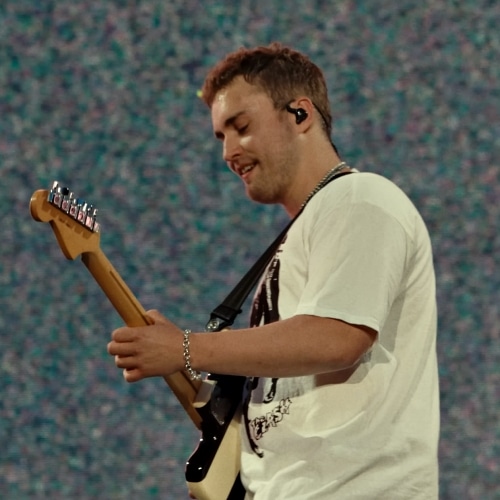 Sam Fender et Olivia Dean maintiennent leur règne historique de numéro 1 des charts singles
            

