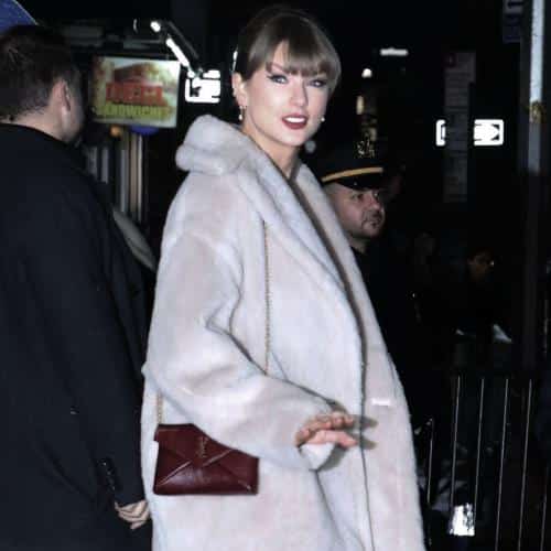 Taylor Swift envoie une guitare à un fan de huit ans suite à une vidéo virale
            

