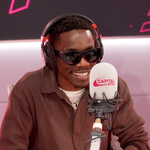 Tinchy Stryder révèle qu'il a été "attaqué" par un chien alors qu'il faisait un MC à la radio
            

