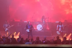 Regarder : THE DEAD DAISIES retrouve GLENN HUGHES pour un concert unique dans l’Illinois
