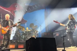Regarder : RUSH lance la tournée &lsquo;Fifty Something&rsquo; 2026 à Los Angeles et joue son premier concert avec la batteuse ANIKA NILLES