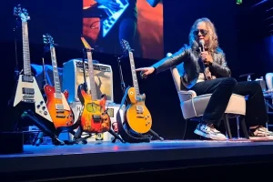 Regarder: KIRK HAMMETT de METALLICA discute de sa collection de guitares et joue avec ROBERT TRUJILLO lors de l&rsquo;événement du livre de Dublin