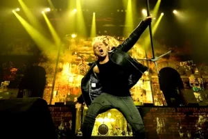 Le concert d&rsquo;IRON MAIDEN à Paris écourté en raison d&rsquo;une panne de courant dans toute la ville