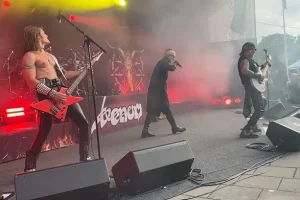 Regarder : Les membres fondateurs de VENOM, MANTAS et ABADDON, rejoints par NERGAL, ERIK DANIELSSON et DAVID VINCENT au concert d&rsquo;Uppsala