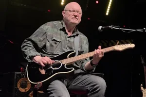 Le guitariste fondateur de SAXON, PAUL QUINN, annonce une tournée acoustique au Royaume-Uni et se produit aux Pays-Bas avec THE CARDS