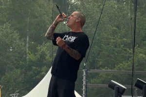 À regarder : PHILIP ANSELMO de DOWN dédie « Lifer » à DIMEBAG, VINNIE PAUL et OZZY OSBOURNE au SWEDEN ROCK FESTIVAL 2026