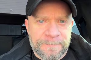 « &lsquo;Ailier droit&rsquo; TOUT CE QUI RESTE Chanteur PHIL LABONTE : &lsquo;La thérapie est pour les femmes&rsquo;. Les hommes ne résolvent pas leurs problèmes en parlant.