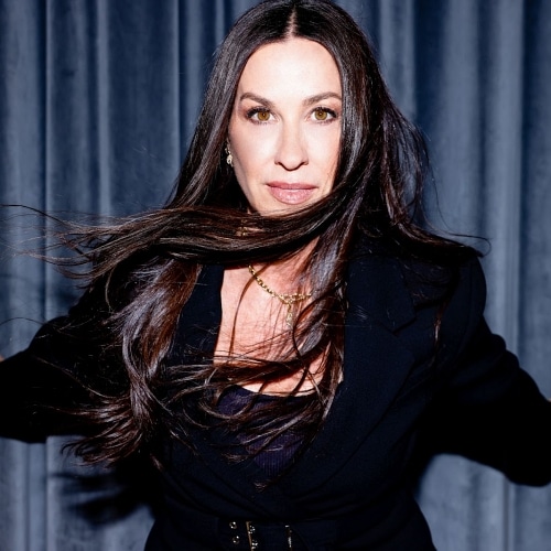 Alanis Morissette annonce une résidence limitée à Los Angeles, Butterfly With A Machete
            

