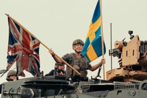 BRUCE DICKINSON d&rsquo;IRON MAIDEN à son arrivée en tank au SWEDEN ROCK FESTIVAL : « L&rsquo;armée suédoise nous a prêté l&rsquo;Uber ultime »
