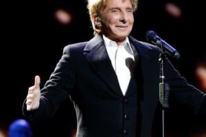 Barry Manilow craint que sa voix ne revienne après une opération pour un cancer du poumon