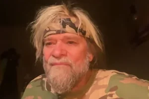 CHRIS HOLMES, ancien guitariste de WASP, déplore la polarisation politique en Amérique : « La division, c&rsquo;est juste écoeurant »
