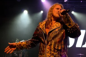 CHRIS JERICHO de FOZZY : « Si nous n&rsquo;étions pas un grand groupe de rock and roll avec de superbes chansons, nous ne serions pas encore là 25 ans plus tard »