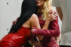 Charli XCX et Madonna prouvent que « la piste de danse n&rsquo;est pas morte » en faisant la fête ensemble à Paris