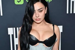 Charli XCX taquine un invité mystère sur son nouvel album – dit que les fans ne devineront jamais qui