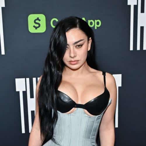 Charli XCX taquine un invité mystère sur son nouvel album - dit que les fans ne devineront jamais qui