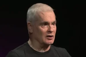 HENRY ROLLINS : La guerre entre les États-Unis et l&rsquo;Iran « a été déclenchée par un type qui ne connaît pas sa géographie »