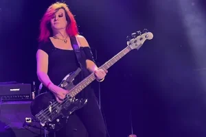JENNIFER FINCH de L7 manquera les concerts d&rsquo;été 2026 du groupe en raison d&rsquo;un « récent problème de santé »