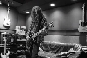 JOE HOLMES, ancien guitariste d&rsquo;OZZY OSBOURNE, sort un nouvel album solo éponyme avec ROBERT TRUJILLO et MIKE BORDIN