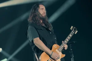JOE HOTTINGER de HALESTORM sur le fait de ne pas utiliser de pistes d&rsquo;accompagnement pendant les concerts : « Pour moi, le rock and roll est censé être un peu dangereux »