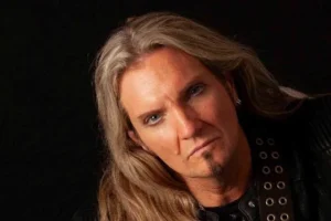 JOEL HOEKSTRA à propos de son rôle avec STEPHEN PEARCY lors de la tournée &lsquo;Undercover&rsquo; 2026 : &lsquo;Ça a été très amusant&rsquo;