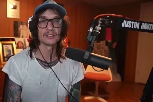 JUSTIN HAWKINS de THE DARKNESS n&rsquo;est « pas le plus grand fan de téléphones lors des concerts » : « C&rsquo;est ennuyeux de chanter devant un tas d&rsquo;objectifs »