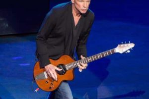 « J&rsquo;adore sa voix » : Lindsey Buckingham révèle ses réflexions sur Sam Fender