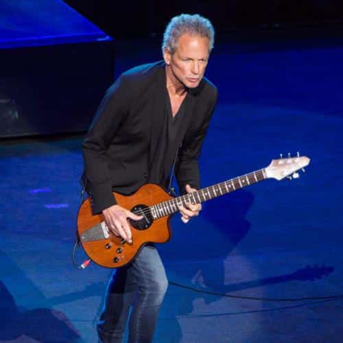 "J'adore sa voix" : Lindsey Buckingham révèle ses réflexions sur Sam Fender
            


