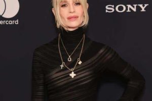 Kelly Osbourne fait une apparition surprise lors du set des Scissor Sisters