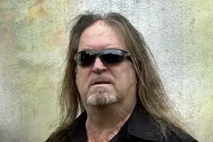 LARRY HOWE, ancien batteur de VICIOUS RUMORS, défend ses convictions politiques de droite : « J&rsquo;étais un patriote avant que DONALD TRUMP n&rsquo;entre en scène »