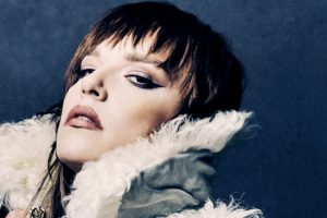 LZZY HALE explique pourquoi l&rsquo;utilisation de pistes d&rsquo;accompagnement n&rsquo;est pas adaptée à HALESTORM : « J&rsquo;ai l&rsquo;impression que je serais un terrible lip synchroniseur »