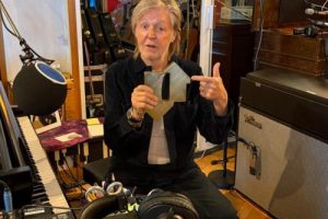 La légende des Beatles, Sir Paul McCartney, étend son record dans les charts