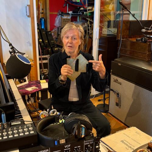 La légende des Beatles, Sir Paul McCartney, étend son record dans les charts
            

