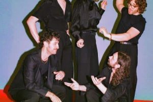 L&rsquo;animatrice de Love Island, Maya Jama, joue dans le nouveau clip de Blossoms alors que le groupe dévoile son sixième album Songs From The Wedding Cake
