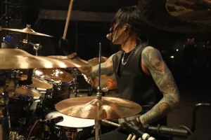 Le batteur de BLACK VEIL BRIDES, CHRISTIAN &lsquo;CC&rsquo; COMA, manquera le reste de sa tournée européenne « en raison d&rsquo;une malheureuse affaire personnelle et privée »