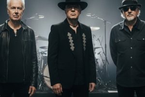 Les légendaires rockers britanniques The Alarm se préparent pour un week-end émouvant à la Réunion à Londres