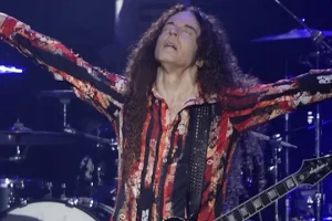MARTY FRIEDMAN sur le développement de son propre style : « Quand j&rsquo;ai essayé de jouer comme mes guitaristes préférés, ça n&rsquo;a jamais vraiment marché »