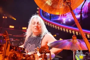 MIKKEY DEE, batteur de SCORPIONS/Ex-MOTÖRHEAD : « Je n&rsquo;ai jamais merdé » lorsque je joue en live