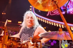 MIKKEY DEE revient sur son combat contre la septicémie : « Tout mon corps s&rsquo;arrêtait à cause de moi »