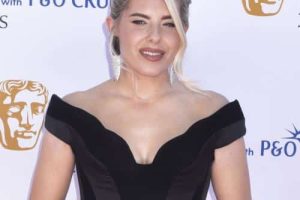 Mollie King prend les choses « lentement » suite à une crise de santé
