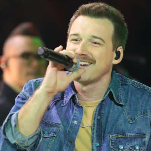 Morgan Wallen jette le téléphone d'un agent de sécurité à travers la scène
            

