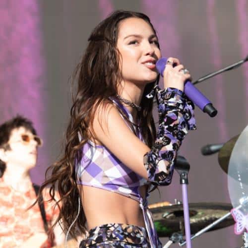 Olivia Rodrigo se souvient des retours de flamme de l'argot britannique alors que les Américains prenaient des paroles grossières pour un terme médical